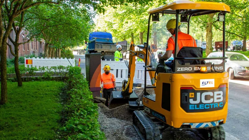 eltel-and-helen-electric-excavator_2021_v2